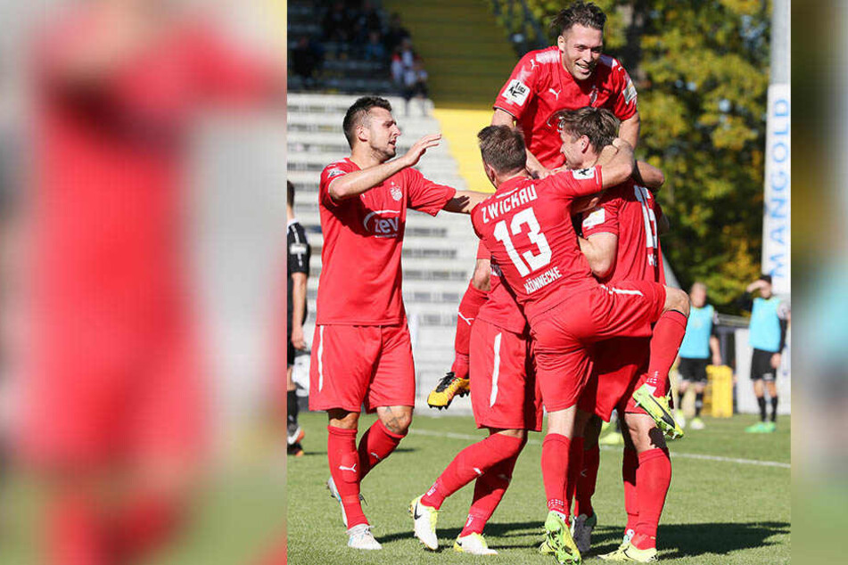 Tor für FSV Zwickau. Ronny König (r.) erzielt den Treffer zum 0:1 per Kopf und jubelt mit seinen Teamkollegen.