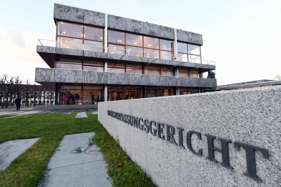 Um einen Diebstahl zu vertuschen soll die Haushaltshilfe eine 66-Jährige erstochen haben.