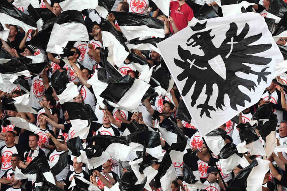 Die Eintracht-Fans können sich freuen: Im August geht die Bundesliga wieder an den Start (Archivbild).