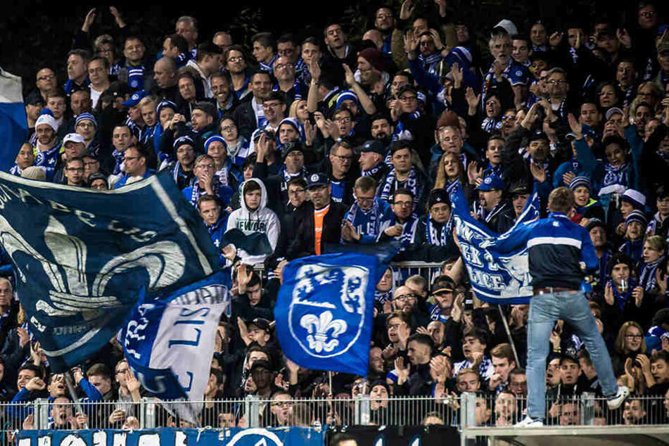 Die Darmstädter Fans haben den Spieltag gegen RB kurzerhand zum Traditionsspieltag erklärt.