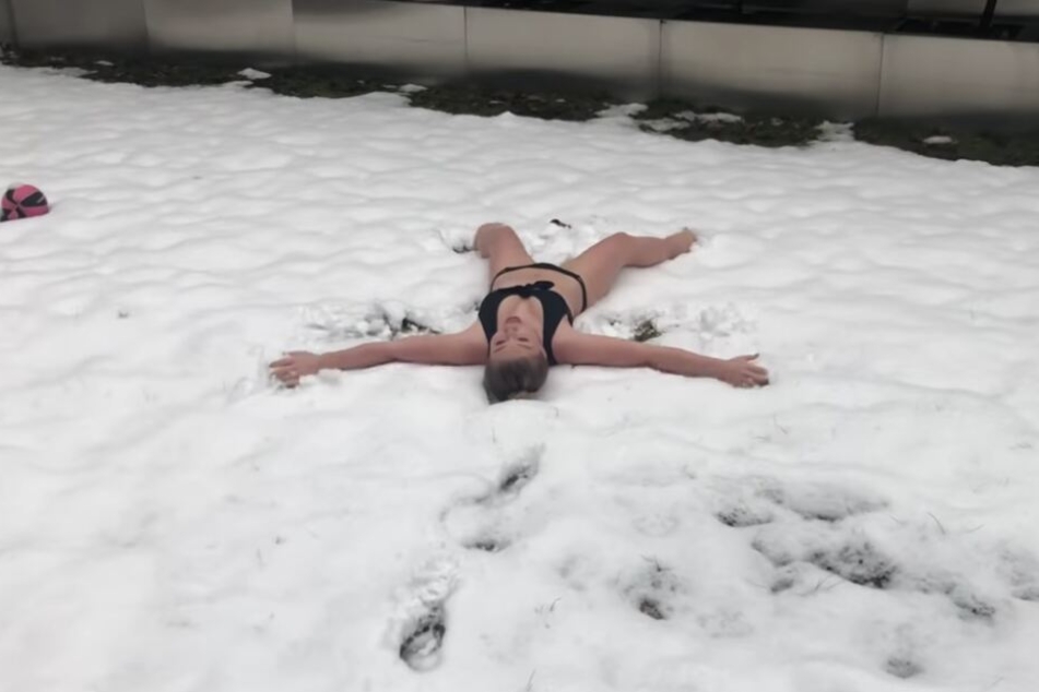Bibi ließ sich für ein neues YouTube-Video halbnackt im Schnee filmen.