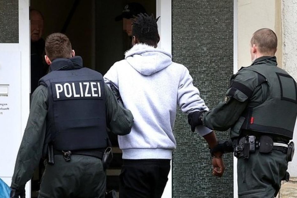 Der Täter habe sich widerstandslos festnehmen lassen. (Symbolbild)