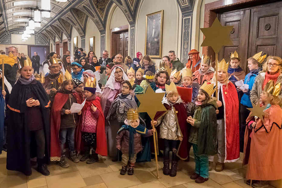 Die Sternsinger aus den katholischen Stadtgemeinden Propstei, St. Josef, St. Antonius und St. Franziskus waren am Dienstag im Rathaus.