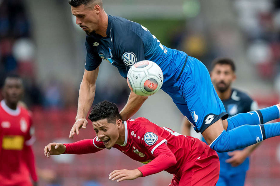 Hoffenheims Sandro Wagner (oben) springt Erfurts Samir Benamar in den Rücken.