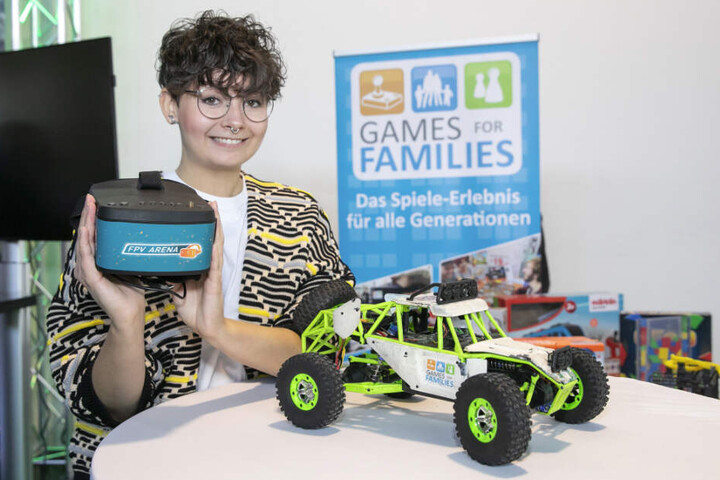 Virtuelle Autofahrt erleben: Linda Minkus (24) von "Games for Families" mit Videobrille und Spielauto.