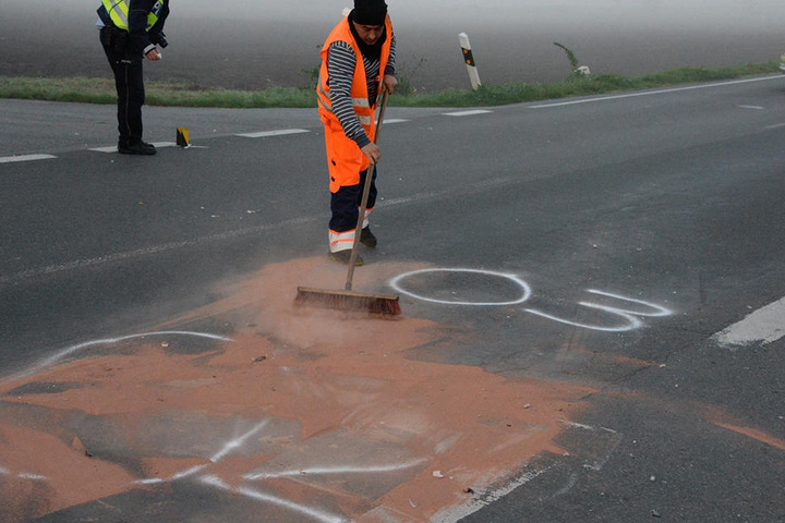 Die Westerwieher Straße musste für die Aufräumarbeiten gesperrt werden.