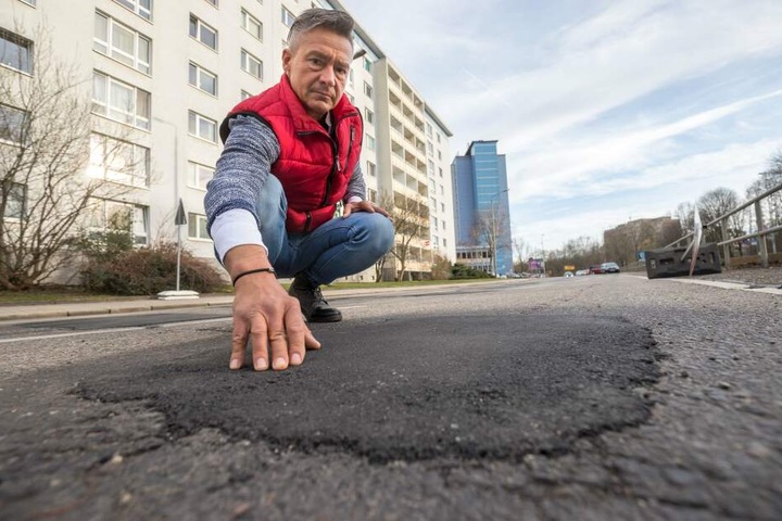 Böses Schlagloch: In der Theaterstraße sind alle Winterschäden lieblos mit Asphalt zugekleistert, findet Lutz Neubert.