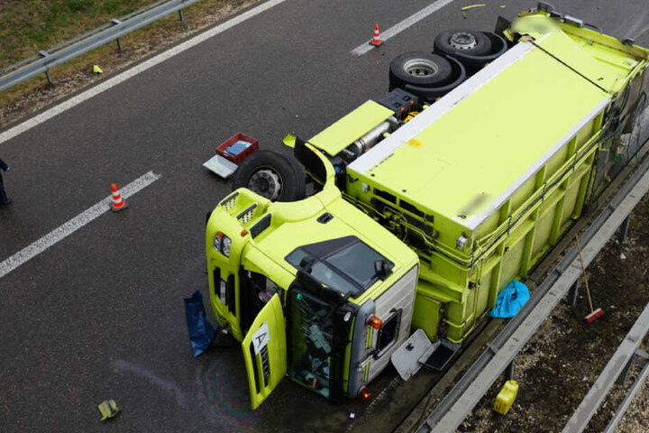 Der Lastwagen liegt quer auf der Straße.