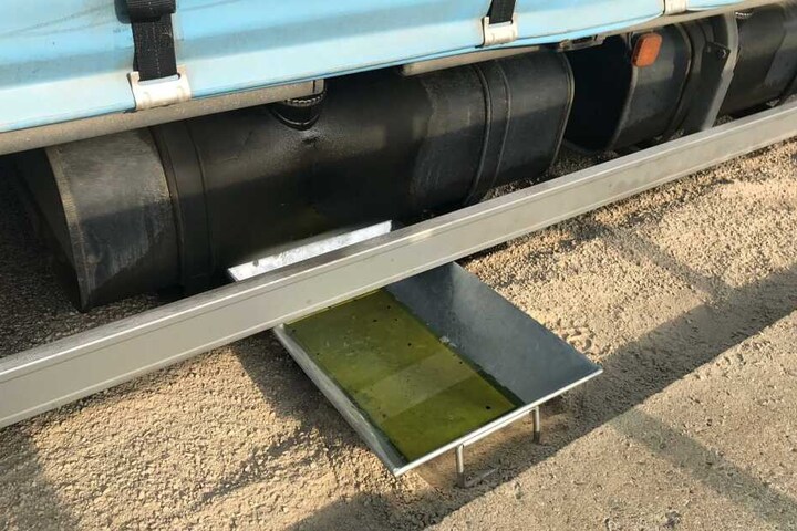 Weil der Lkw in Schieflage geriet, kam Diesel aus dem Tank.