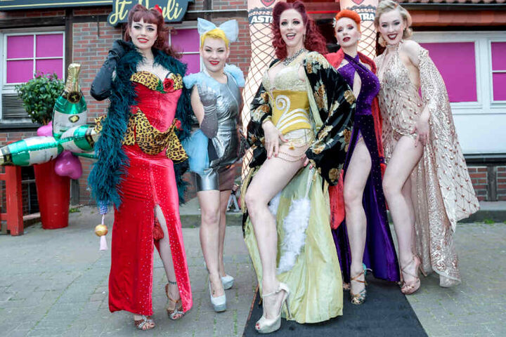 Diese Burlesque-Tänzerinnen sollen im Club zu sehen sein: Viola Vixen (von links nach rechts), Candy Pia, Eve Champagne, Tronicat la Miez und Setty Mois.
