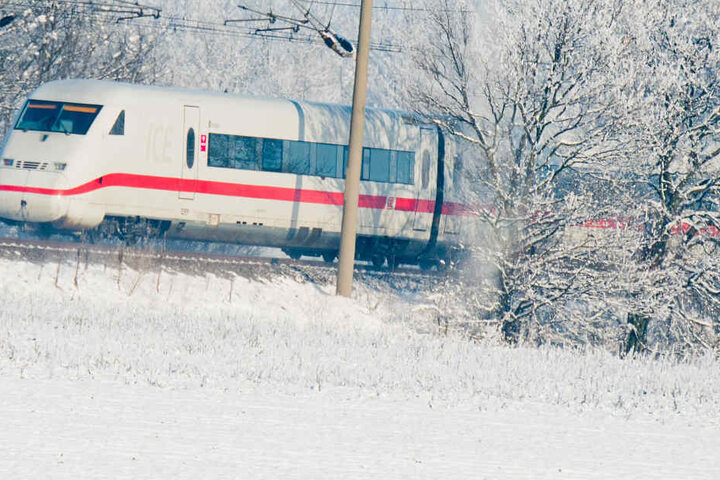 Die Deutsche Bahn hat vor Zugausfällen aufgrund eines Wintereinbruchs gewarnt. (Symbolbild)