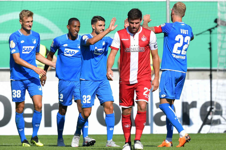 Florian Dick (2.v.r.) vom 1. FC Kaiserslautern guckt niedergeschlagen zu Boden, während sich im Hintergrund die Hoffenheimer (v.l.) Stefan Posch, Joshua Brenet, Vincenzo Grifo und Kevin Vogt über einen Treffer freuen.