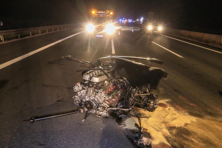 Der Motorblock des Sportwagens wurde herausgerissen und wurde auf die Fahrbahn geschleudert.