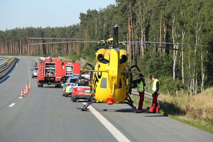Der Fahrer und zwei Mitfahrer wurden schwer verletzt.