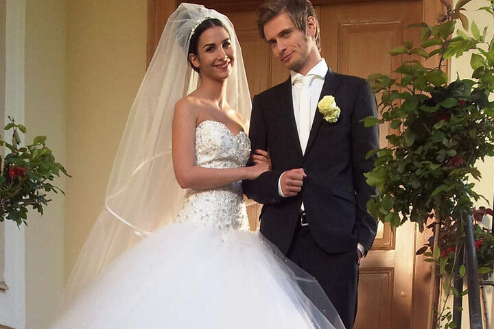 Mit Ex-Freundin Sila Sahin ist es nur in der Serie zu einer Hochzeit gekommen. Nun scheint es Jörn es mit seiner Verlobten Hanna besonders eilig zu haben.