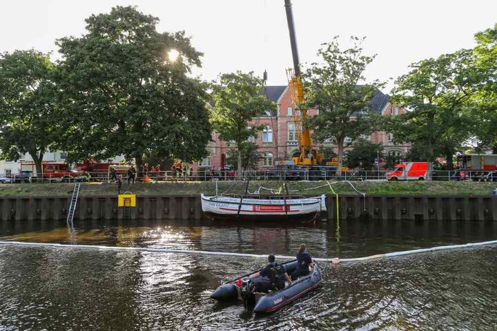 Rettungskräfte bei der Bergung des gesunkenen Bootes.