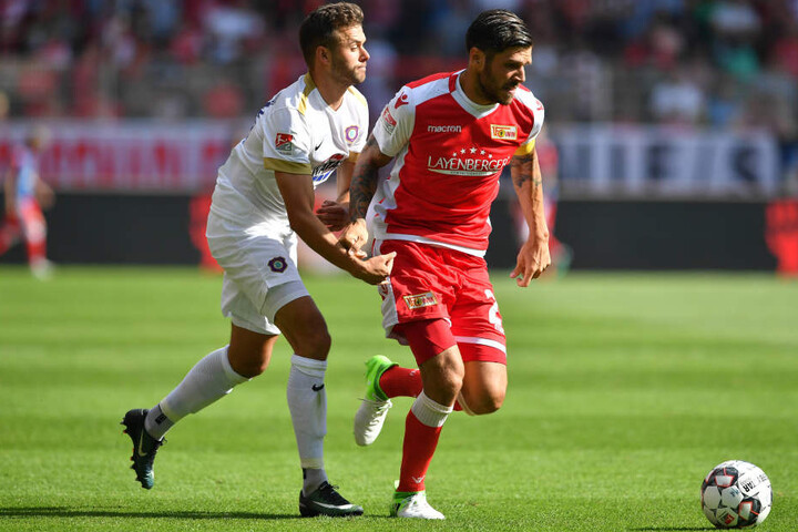 Wurde an alter Wirkungsstätte herzlich empfangen. Nach dem Spiel gab es aber keinen Applaus mehr für Robert Herrmann (l.). Er war einer von nur zwei Neuen in der Startelf.