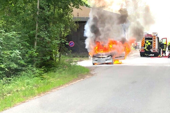 Die Fahrerin schaffte es noch das brennende Auto zu verlassen, als der Wagen in Flammen stand.