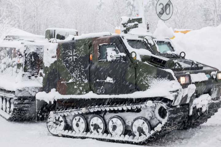 Manchmal kommt nur die Bundeswehr mit ihren Fahrzeugen noch gegen die Schneemassen an.