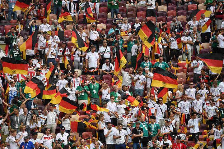 Die deutschen Fans im Lushniki-Stadion in Moskau sind in freudiger Erwartung auf das Spiel.