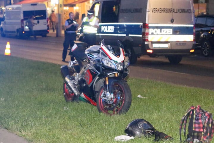 Das demolierte Motorrad auf der Mittelinsel der Frankfurter Allee.
