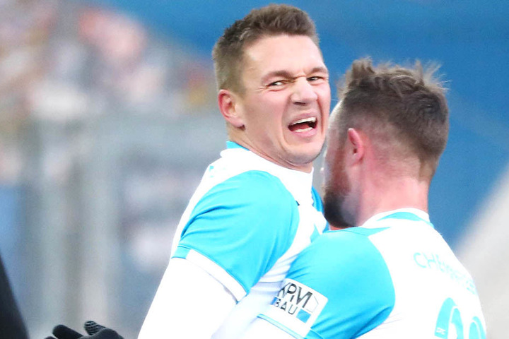 Die Torschützen Daniel Frahn und Tobias Müller jubeln. Erstgenannter hat Schmerzen im Gesicht.