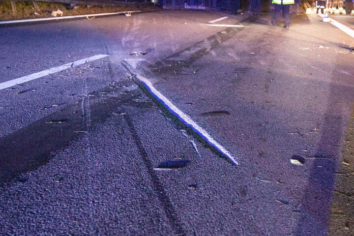 Die Fahrbahn wurde durch den Unfall stark beschädigt.