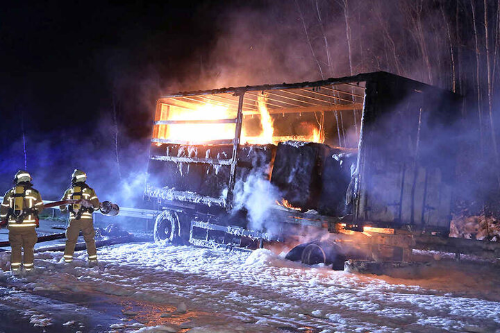 Ein Lasteranhänger in Flammen auf der Autobahn 17 führte zu stundenlangen Sperrungen.