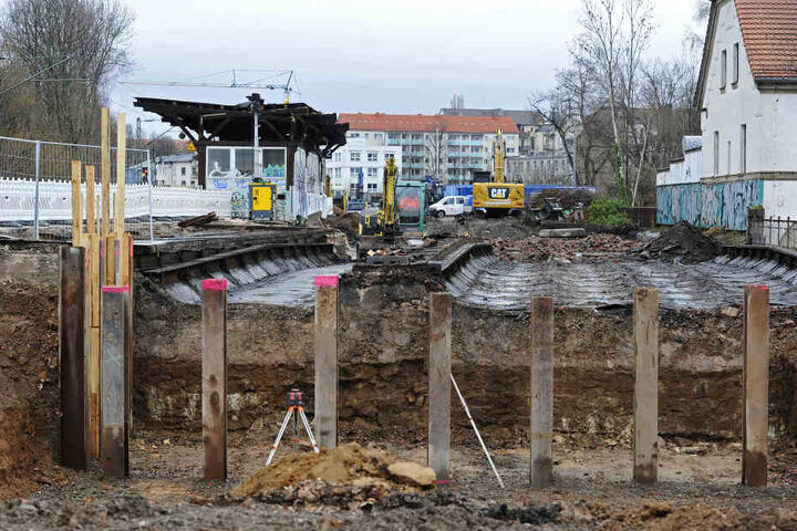An der Überführung in der Reichenhainer Straße werden gerade Brückenteile freigeräumt.