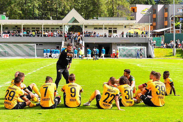 Cristian Fiel in der Halbzeitpause im Test gegen Athen (1:1). Er gibt seinen Spielern taktische Anweisungen.Die Taktik war bei ihm der große Schwerpunkt im Camp.