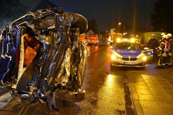 An einem Bahnübergang zog die Feuerwehr den Wagen von den Gleisen.