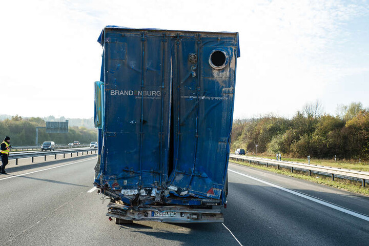 Auch der LKW, auf den der Fahrer auffuhr, sieht mitgenommen aus.