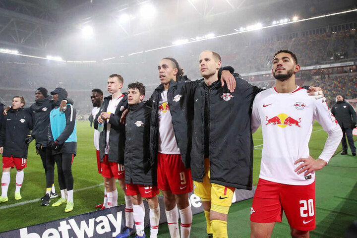 Vor dem Auswärtsblock horchten die Spieler den Gesängen der fast 500 mitgereisten Fans.