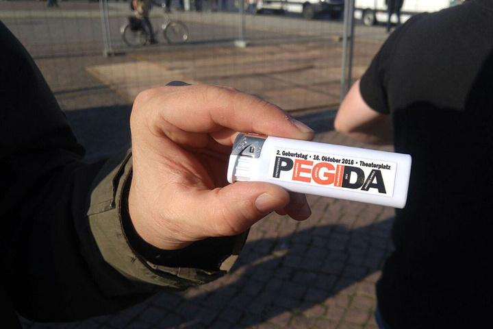 Ein Feuerzeug von PEGIDA