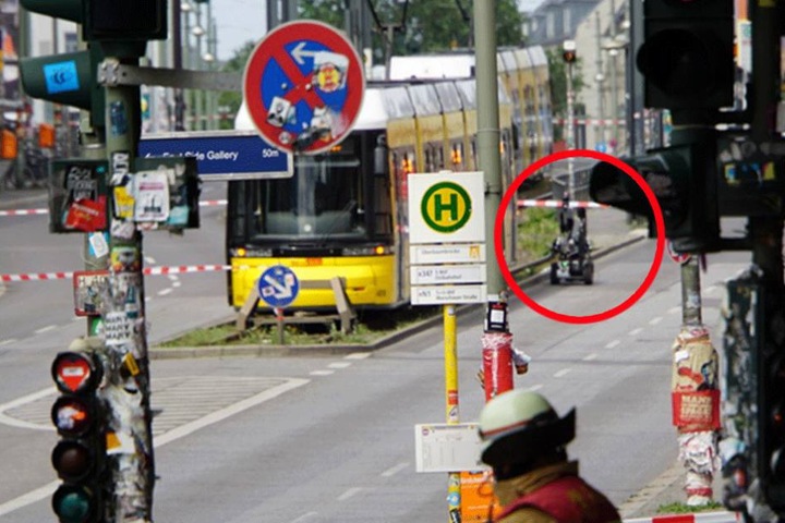 Der Bombenroboter "Theo" vom LKA Berlin neben der Straßenbahn.