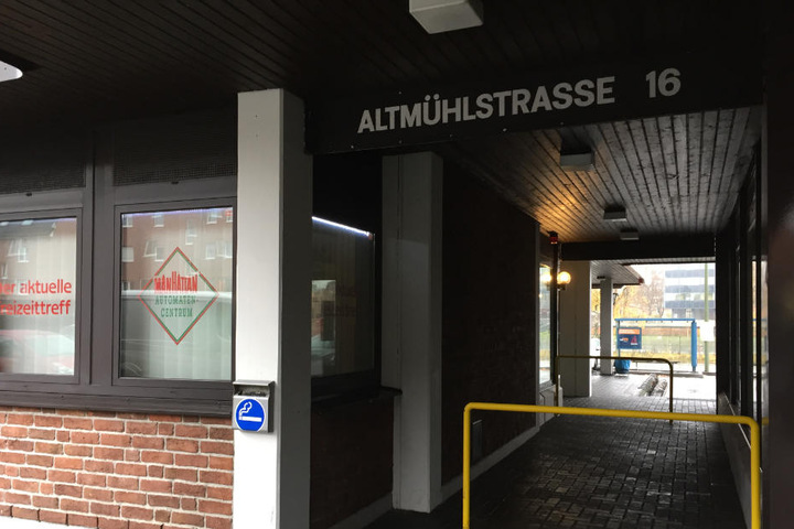 Zehn bis 15 Kunden sollen sich an der Altmühlstraße beim Dealer rumtreiben.