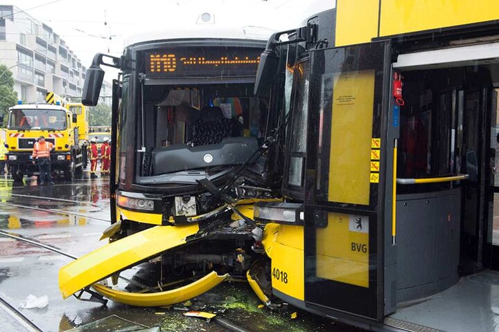 Die beiden Bahnen verkeilten sich ineinander und wurden schwer beschädigt.