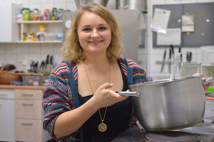 Damit es in der Küche noch mehr Spaß macht: Olga Schönfeld (29) freut sich über Unterstützung im "Familiencafé Heisel".