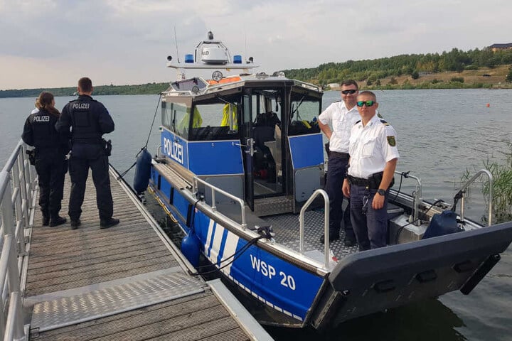 Auch die Wasserschutzpolizei war auf den Badeseen unterwegs.