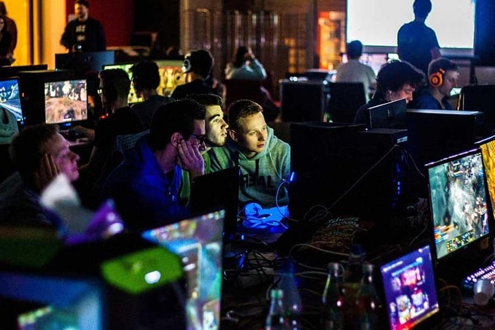 Im zentralen Hörsaalgebäude können Hobby-Gamer heute bis in die Nacht hinein spielen.
