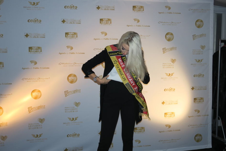 Ex-Miss-Germany Soraya Kohlmann brachte sogar ihre Schärpe mit.