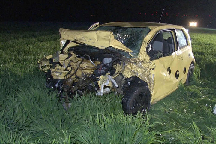 Auf der Gegenfahrbahn krachte er in einen Seat. Beide insassinnen verstarben kurz nach dem Crash.