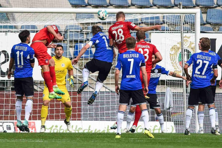 Hier köpfte Ex-Armine Arne Feich (Nr. 28) zum 0:1 für Heidenheim ein.