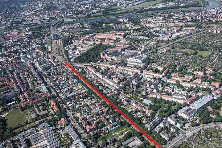 Wo das Neustädter Bahnhofsgelände endet (obenlinks), beginntder Dammweg (F.u.). Hier soll -parallel zu den Bahnschienen- die Radtrasse entlang führen.