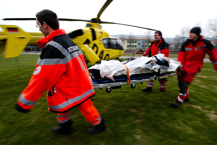 Drei Personen wurden per Rettungshubschrauber in Krankenhäuser gebracht. (Symbolbild)