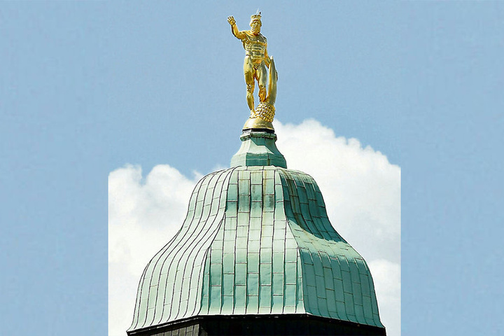 Er ist der einzige der Stadtverwaltung, der nackt arbeiten darf: Herkules auf der Turmspitze des Rathauses.