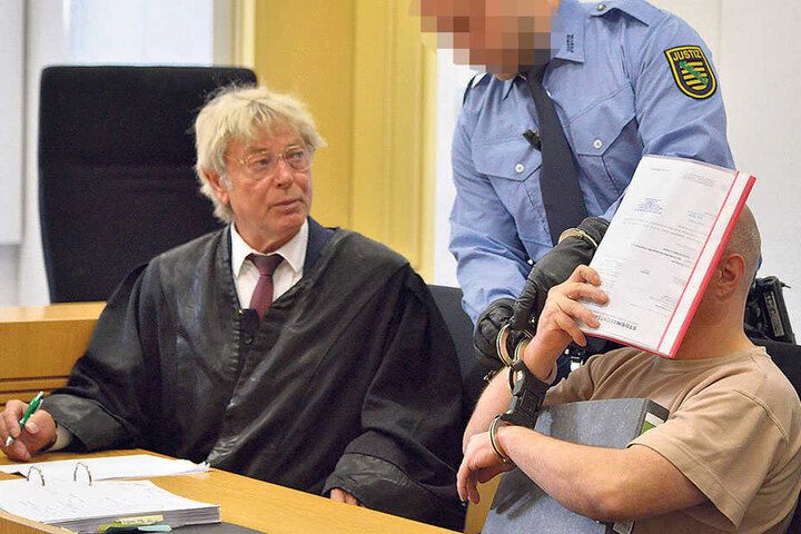 Der Angeklagte Thomas F. (45) wird dem Richter vorgeführt.