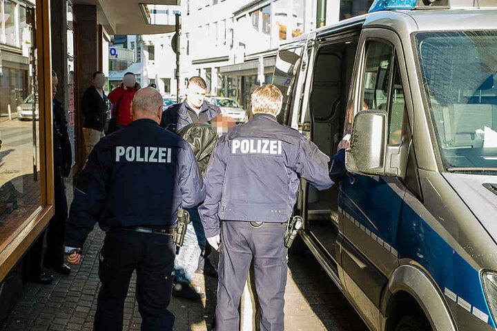 Mit Handschellen und Fußfesseln wurde der mutmaßliche Täter im Gefangenentransport abtransportiert.