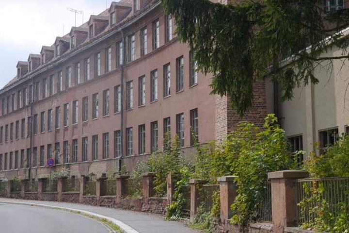 Donnerstagabend bestätigte der Stadtrat von Seifhennersdorf per Mehrheitsbeschluss den Abriss der VEB Herrenmode-Fabrik in der Rosa-Luxemburg-Straße. "Das Gebäude wurde ursprünglich von einem privaten Investor aus der Nachbargemeinde ersteigert.