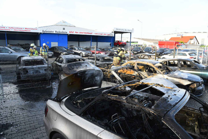 Mindestens neun Autos brannten auf dem Gelände vor dem Autohaus aus.